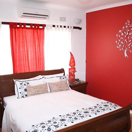 Sunflower Court Bed And Breakfast 哈博罗内 外观 照片