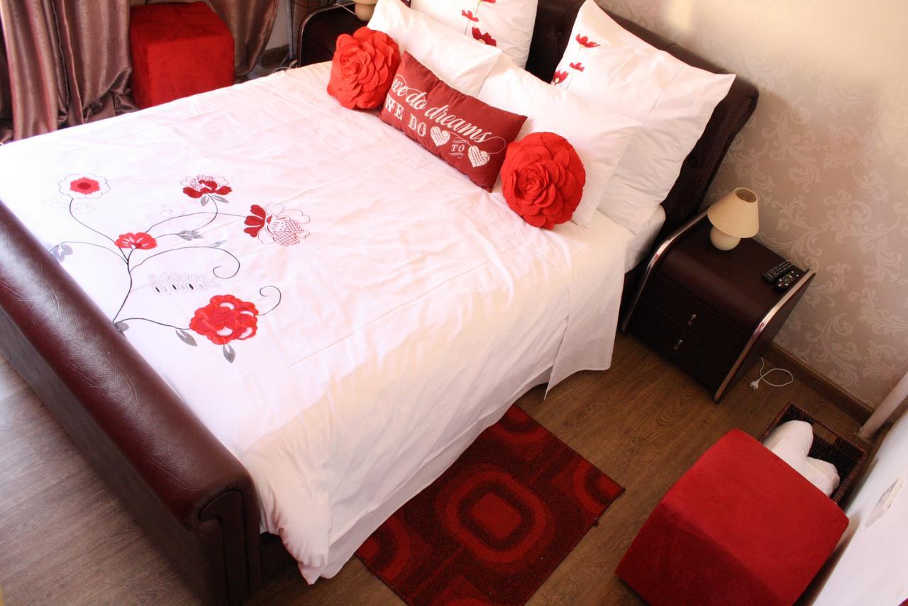 Sunflower Court Bed And Breakfast 哈博罗内 外观 照片