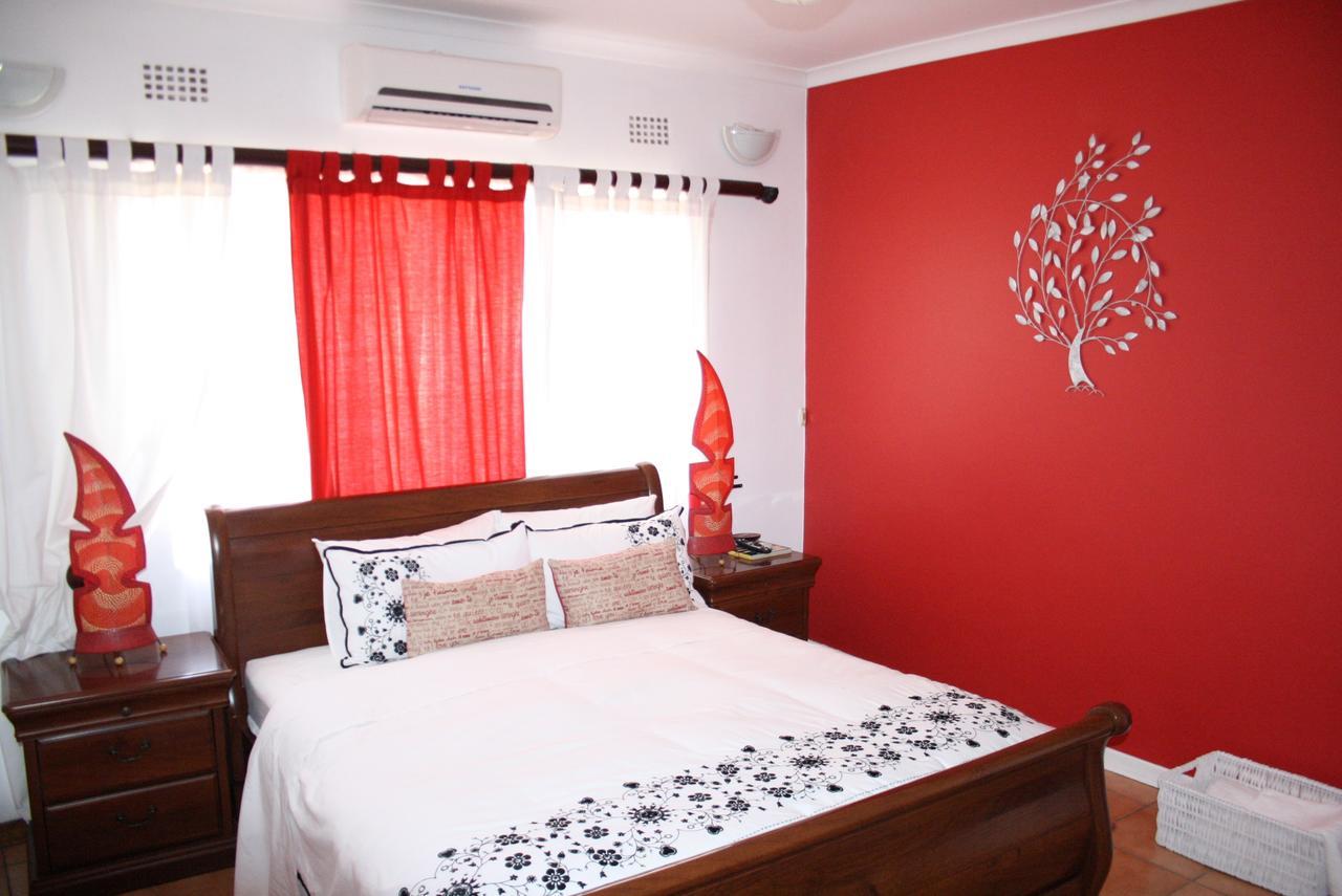 Sunflower Court Bed And Breakfast 哈博罗内 外观 照片