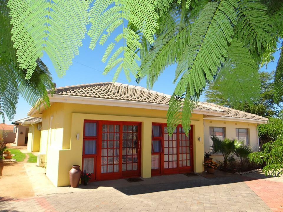 Sunflower Court Bed And Breakfast 哈博罗内 外观 照片